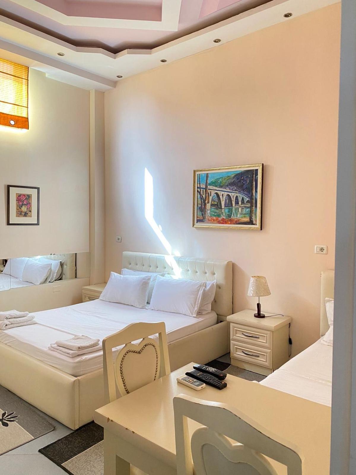 Hotel Pasarela เบราท ภายนอก รูปภาพ