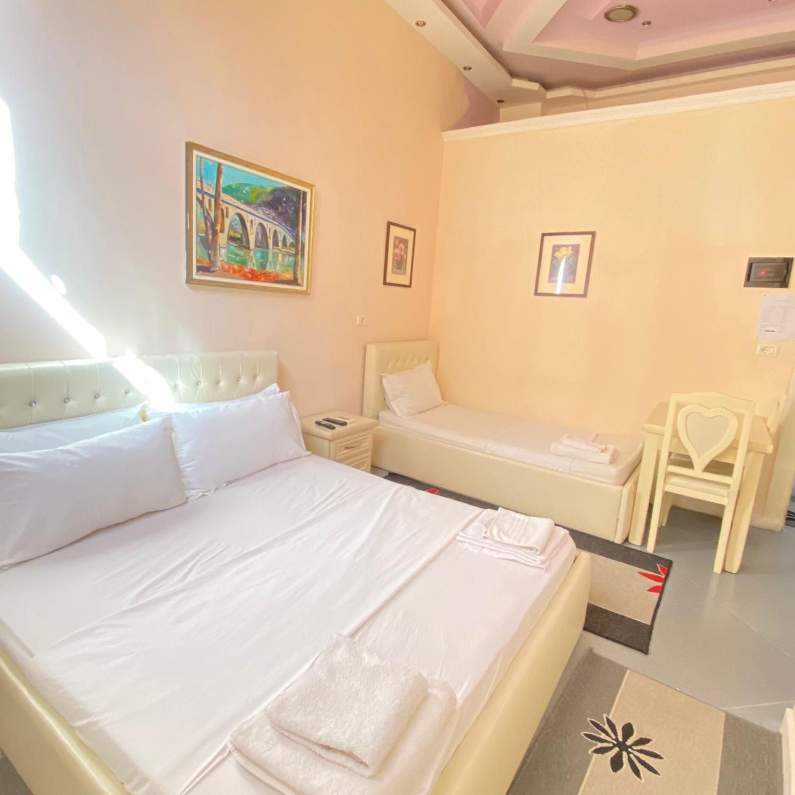 Hotel Pasarela เบราท ภายนอก รูปภาพ
