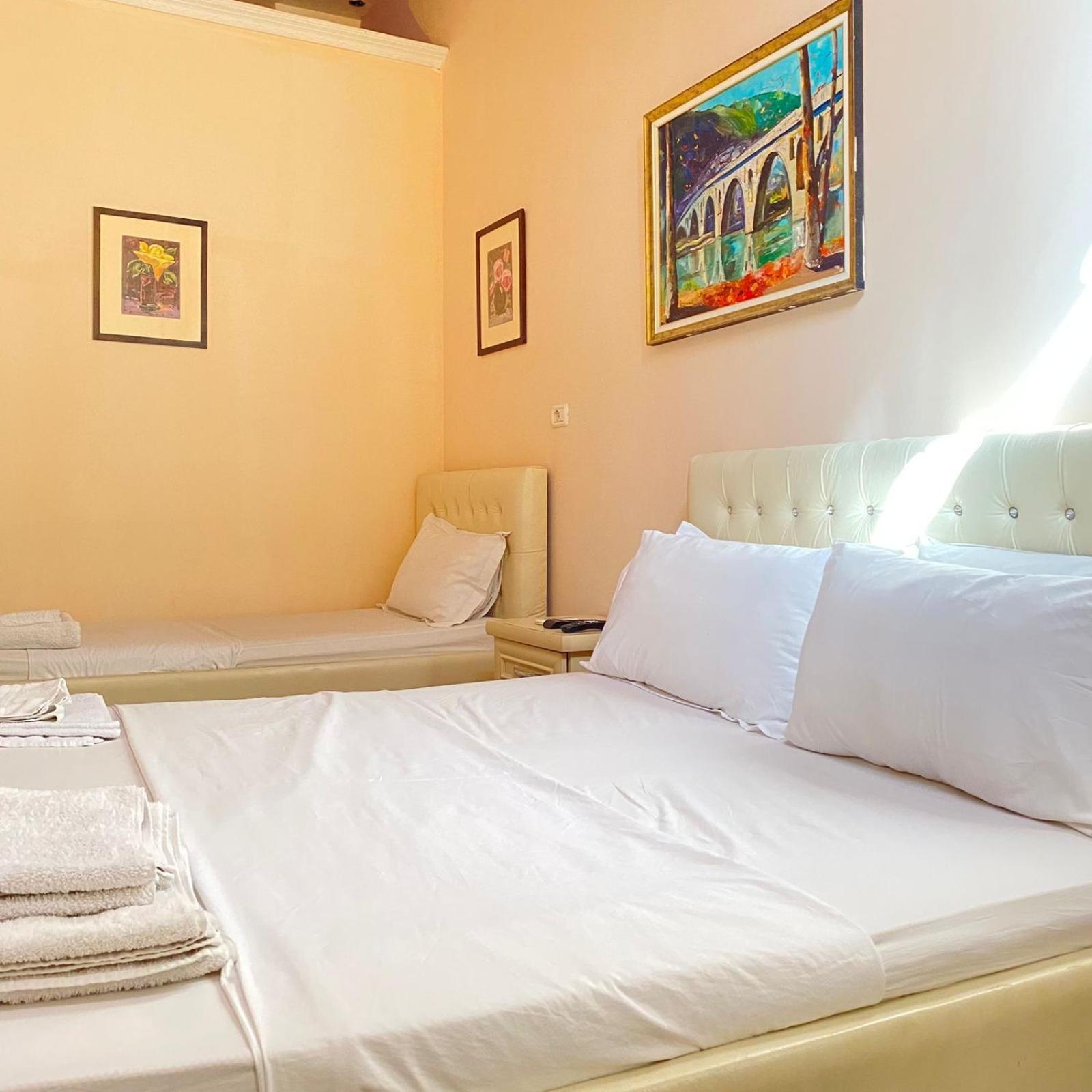 Hotel Pasarela เบราท ภายนอก รูปภาพ