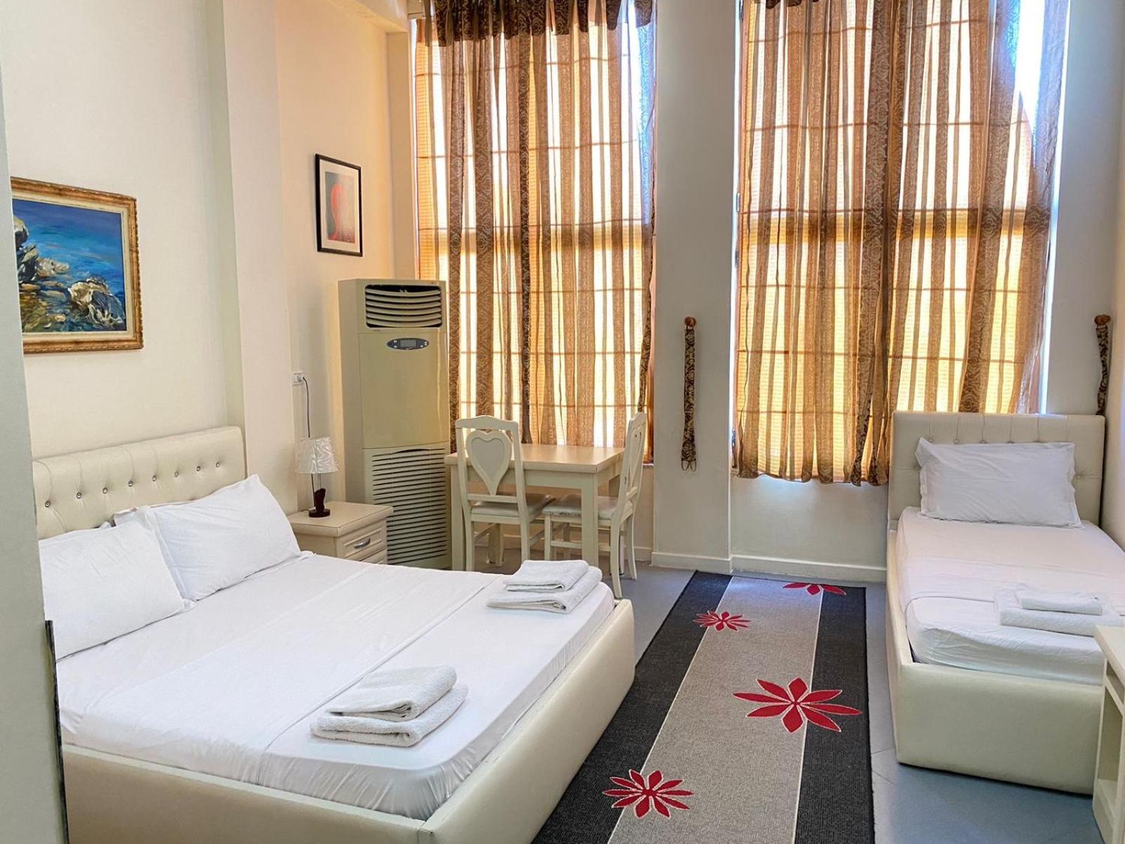 Hotel Pasarela เบราท ภายนอก รูปภาพ